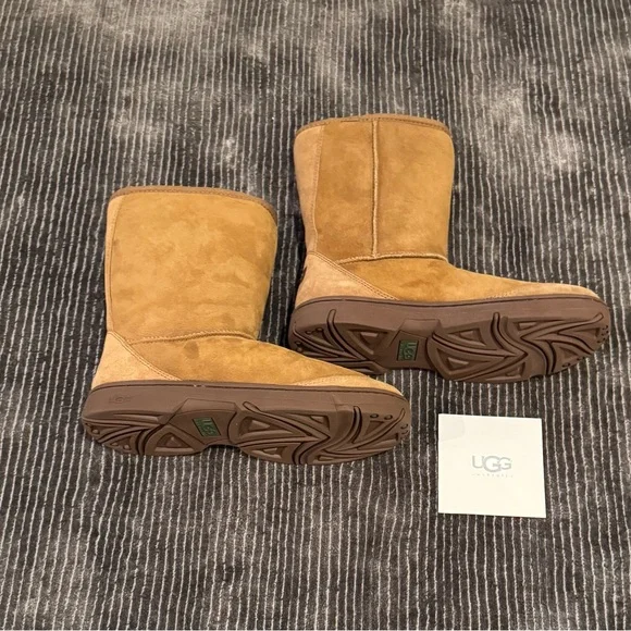 UGG unisex Chestnut Sheepskin Boots - Picture 5 of 10